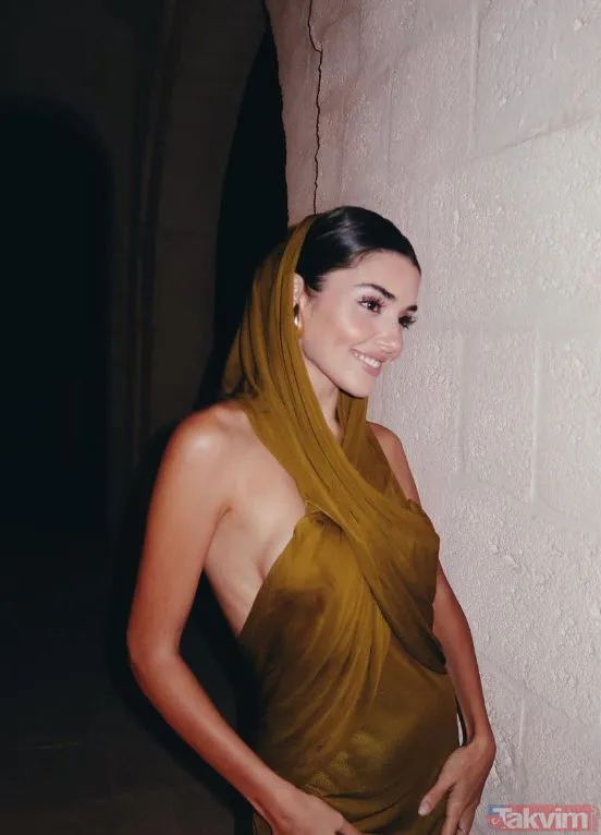 Bunlar nasıl paralar! Hande Erçel'in derin göğüs dekolteli elbisenin fiyatı akıl alır gibi değil! Hakan Sabancı'nın sevgilisi Hande... - 6