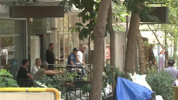 bosandigi-esinin-evini-basti-2-kisiyi-yaraladi-kendini-eve-kapatti-1661948912184.jpg Eski eşinin iki arkadaşını yaraladı: Kendini eve kilitledi-4