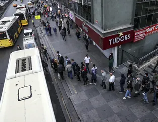 İstanbul'da yoğun trafik: Çalışanlar işine öğrenciler okuluna gidemiyor! Metroda tepki çeken görüntü