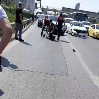 kadikoyde-nefes-kesen-kovalamaca-polisin-dur-ihtarina-uymayinca-olanlar-oldu-supheli-aracinin-lastiklerine-ate-1687374071609.jpeg Kadıköy'de nefes kesen kovalamaca: Polisin dur ihtarına uymayınca olanlar oldu! Şüpheli aracının lastiklerine ateş edilerek enselendi-2