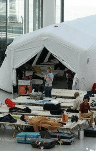 İngiltere'den Berlin'e gelen yolcular Schönefeld havaalanında mahsur kaldı!