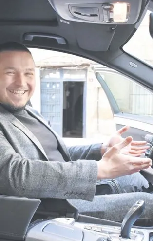 Gaziosmanpaşa'da park halindeki otomobilin direksiyonunu çaldılar!