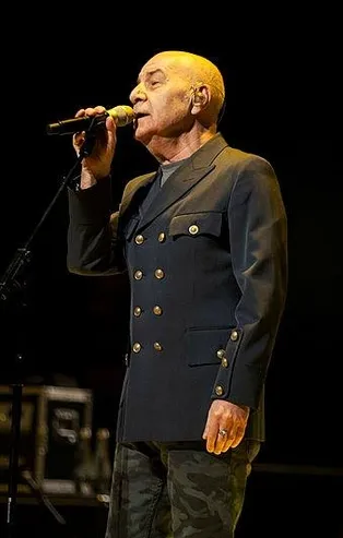 Mazhar Alanson'dan papağan sitemi!