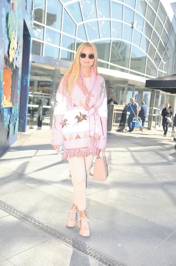 meme-kanserinde-sembol-haline-gelen-pembe-top-9-kez-saha-indi-hava-atisini-unlu-oyuncu-pinar-deniz-gerceklesti-1666479769655.jpeg Meme kanserinde sembol haline gelen Pembe Top 9. kez saha indi! Hava atışını ünlü oyuncu Pınar Deniz gerçekleştirdi-5