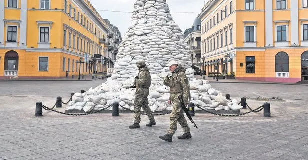 Rusya-Ukrayna savaşı sürerken Kiev halkı siper kazdı, molotof hazırladı. eli tetikte beklemeye başladı
