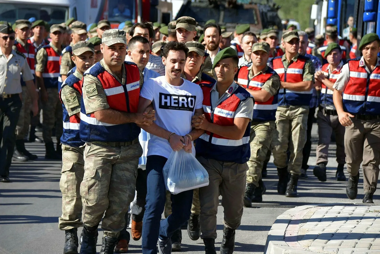 İngiliz BBC "menfez herosu"nu eşeliyor!