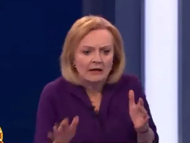 ingilterede-canli-yayinda-soke-eden-anlar-liz-truss-ve-rishi-sunakin-katildigi-programda-sunucu-bayildi-1658903430809.jpeg