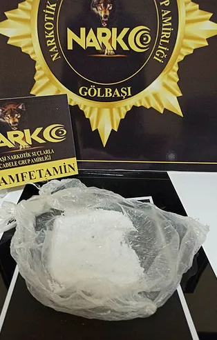 Uyuşturucuyu otomobilin aynasına sakladılar