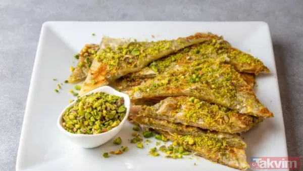 Katmer: Gaziantep'e özgü bir tatlı börektir. İnce hamurun içine kaymak ve fıstık konur. Genellikle sabah kahvaltısında yenir ve yeni evliler için geleneksel...