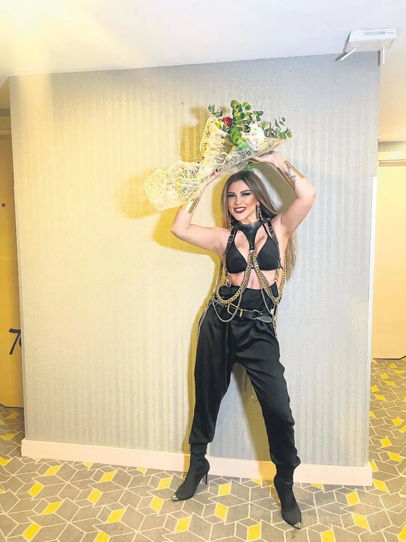 1707689503773.jpeg İş adamı İzzet Antebi çapkınlık turunda yakalandı! Yanındaki gizemli kadına talimat: "Saçlarınla yüzünü kapat aşkım"-5