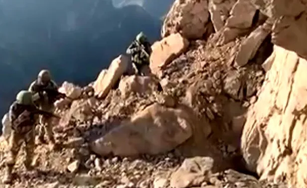 Irak'ın kuzeyindeki Avaşin'de 1917 rakımlı tepede operasyon! Mağarada saklanan 4 PKK'lı böyle teslim oldu-3