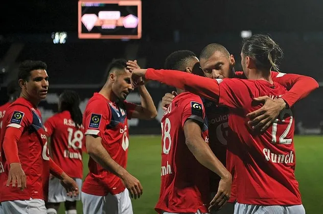 Milli futbolcularımız Burak Yılmaz, Yusuf Yazıcı ve Zeki Çelik'in forma giydiği Lille Fransa'da şampiyon oldu!