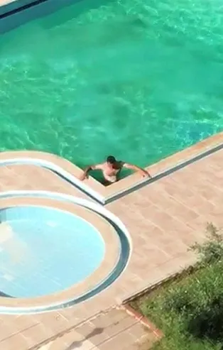 Antalya'da pes dedirten olay! Alkollü Rus turist çırılçıplak havuza girdi