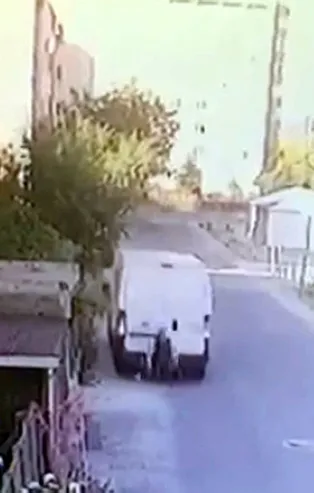 Tekirdağ'da geri manevra yapan minibüsü fark etmedi! Feci şekilde can verdi