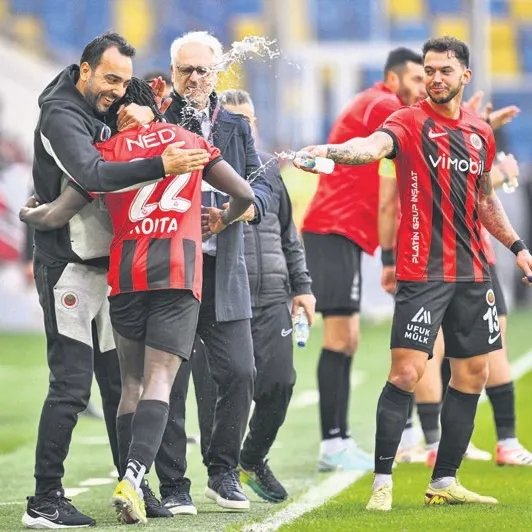 Gençler üçledi Demirel gitti