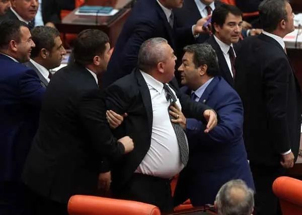 TBMM'de CHP ve MHP milletvekilleri arasında arbede-2