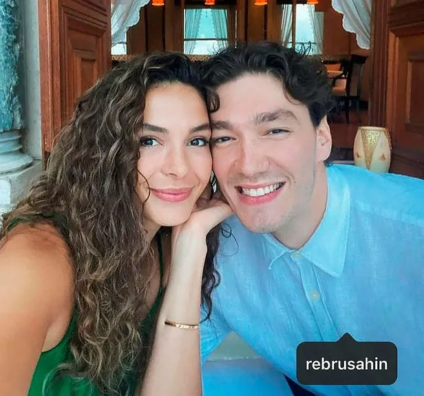 nbadeki-maclarinin-bitmesiyle-cedi-osman-solugu-sevgilisi-ebru-sahinin-yaninda-aldi-1650309664634.jpeg