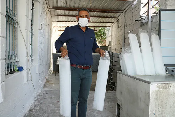 sanliurfada-havalarin-isinmasi-ve-ramazan-ayiyla-birlikte-buz-sezonu-acildi-gunde-ortalama-5-ton-kalip-buz-satiliyor-1619510157399.jpg