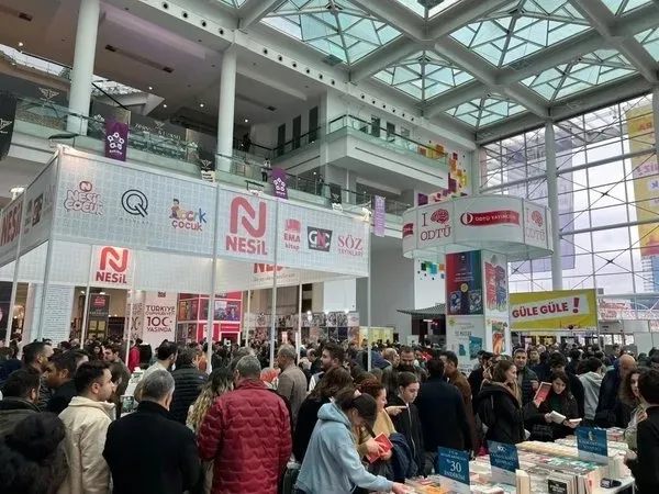 Son dakika: Cumhurbaşkanı Özel Kalem Müdürü Hasan Doğan'ın ‘İslam ve Barış’ adlı kitabına yoğun ilgi! İmza için uzun kuyruklar oluştu-2