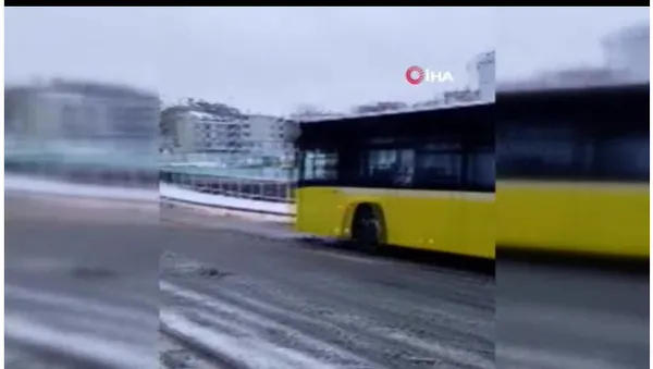 son-dakika-istanbulda-kar-firtinasi-istanbul-valiliginin-uyarilarina-ragmen-yollar-tuzlanmadi-ali-yerlikaya-di-1646893960751.jpg SON DAKİKA: İstanbul'da kar fırtınası! ❄İstanbul Valiliği'nin uyarılarına rağmen yollar tuzlanmadı: Ali Yerlikaya dikkat çekmişti servisler ve İETT yollarda kaldı-6