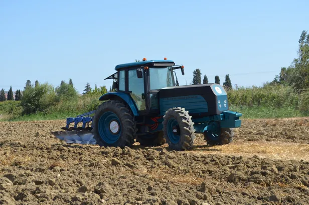 Türkiye’nin ilk yerli ve milli elektrikli traktörü tarlada! Bir yıl içinde çiftçinin hizmetine girecek-1