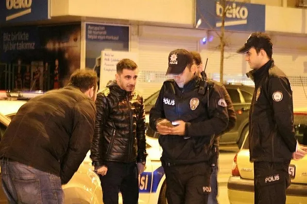 Üsküdar'da otomobil markete girdi