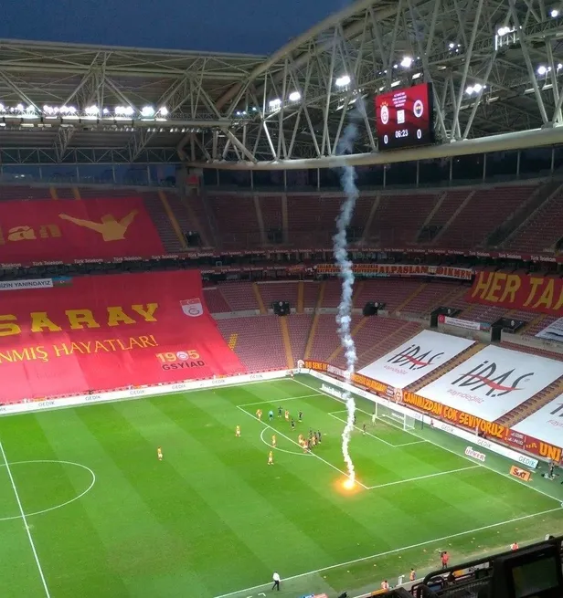 dev-derbide-ilginc-anlar-galatasaray-ile-fenerbahce-arasinda-seyircisiz-oynanan-macta-sahaya-mesale-atildi-1601224489212.jpeg