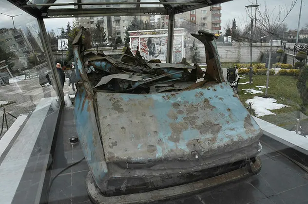 Uğur Mumcu'nun bombalı saldırıya uğradığı aracı Eskişehir'de parkta sergileniyor