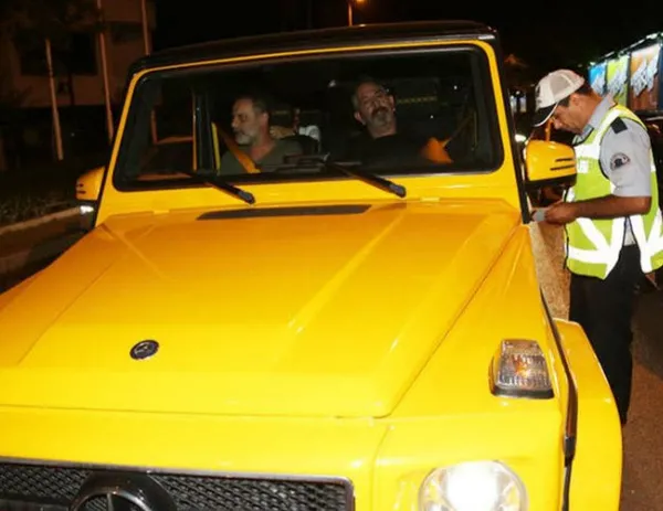 Cem Yılmaz polis çevirmesine takıldı alkolmetreyi üfledi-2