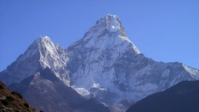 everest-yolunda-30-metrelik-engel-mahsur-kalan-yuzlerce-dagci-icin-yeni-rota-1777469991736.jpg Everest yolunda 30 metrelik engel: Mahsur kalan yüzlerce dağcı için yeni rota-2