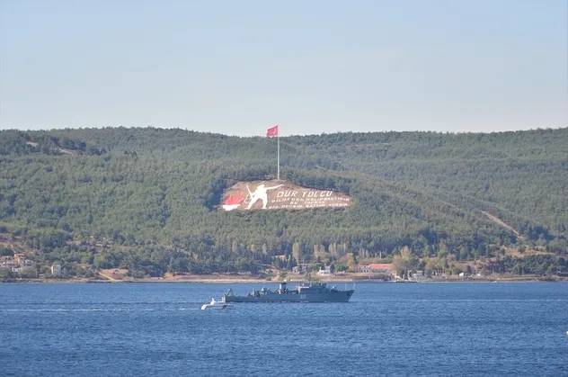 Rus askeri gemileri Çanakkale Boğazı’ndan geçti