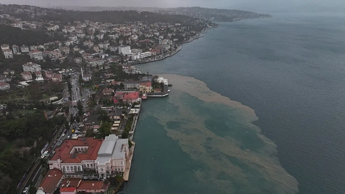Sağanak yağış sonrası İstanbul Boğazı çamura bulandı! Denizin rengi kahverengiye döndü