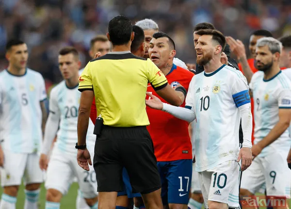 Messi ve Medel fena kapıştı! Kırmızı kartlar havada uçuştu - 31