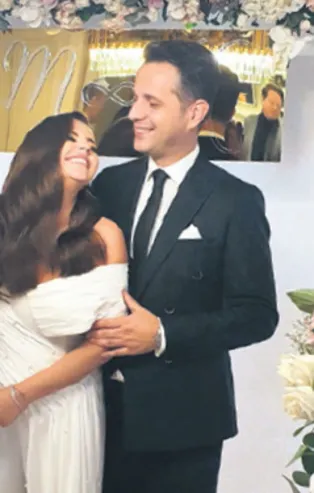 Popçu Merve Özbey Kenan Koçak'la nişanlandı