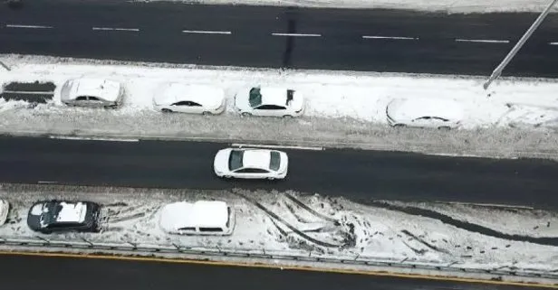 İstanbul’da vatandaş karda mahsur kaldı! Haramidere terk edilen araçlarla doldu