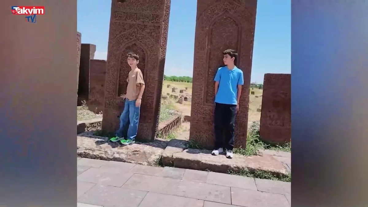 Polat Alemdar Ahlat'ta! Necati Şaşmaz çocuklarıyla tarihi mezarlığı ziyaret etti