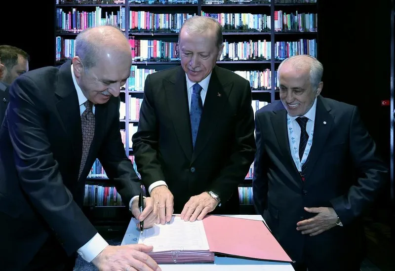 Başkan Recep Tayyip Erdoğan ve TBMM Başkanı Numan Kurtulmuş, Haliç Üniversitesi Konferans Salonu'nda düzenlenen İlim Yayma Vakfı 53. Olağan Genel Kurulu'na katıldı.