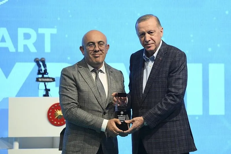 Programda 14 Mart Tıp Bayramı İbn-i Sina Hizmet Ödülleri'nin sahipleri, ödüllerini Başkan Erdoğan'ın elinden aldı. 