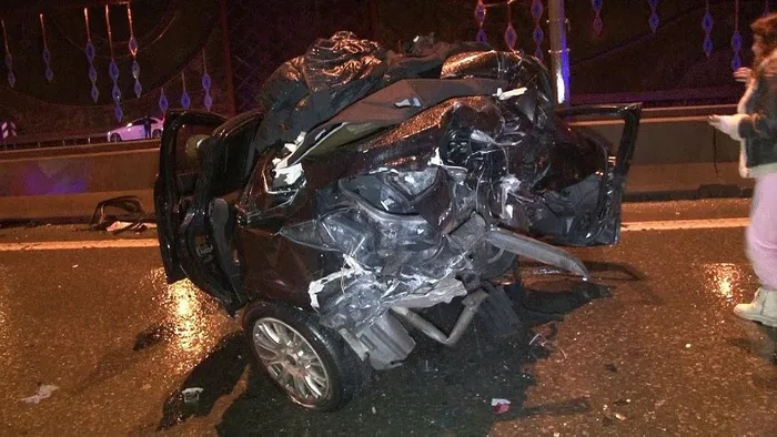 maltepe-d-100de-feci-kaza-once-refuje-vurdu-sonra-arkasindan-gelen-arac-carpti-4-yarali-1705815369341.jpeg Maltepe D-100'de feci kaza! Önce refüje vurdu sonra arkasından gelen araç çarptı: 4 yaralı-3