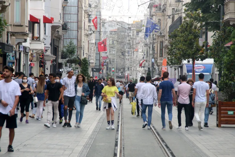 Taksim'de koronavirüs tedbirlerine uyulmadı! Artan vakalara rağmen maskeler ellerde - 3