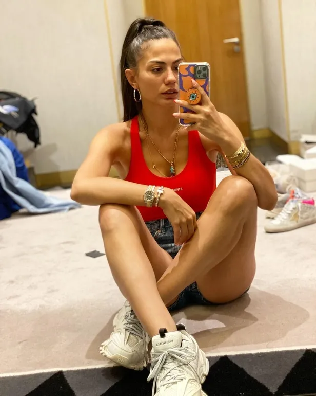 Demet Özdemir mayolu bikinili tatil paylaşımlarıyla akıl aldı durmak bilmiyor! Bakan bir daha bakıyor Demet işin hakkını veriyor-2
