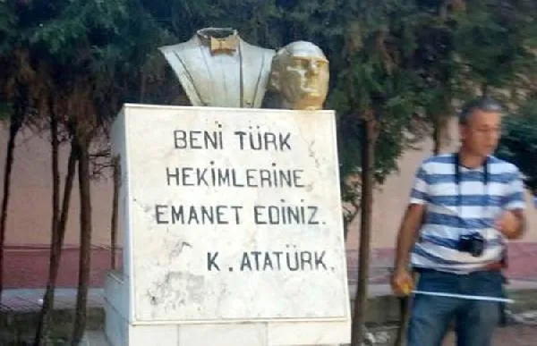 Atatürk büstüne çirkin saldırı-1