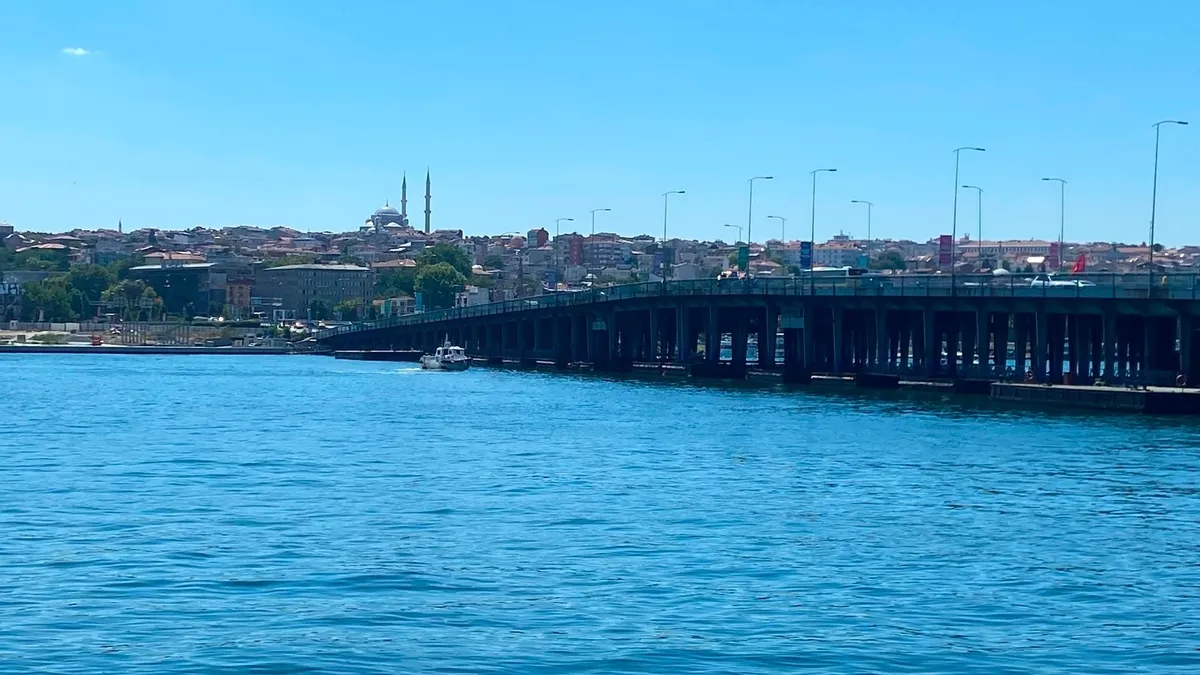 1784484751464.jpeg Haliç'te tur teknesi köprüye çarptı: Personel denizde ölü bulundu-3