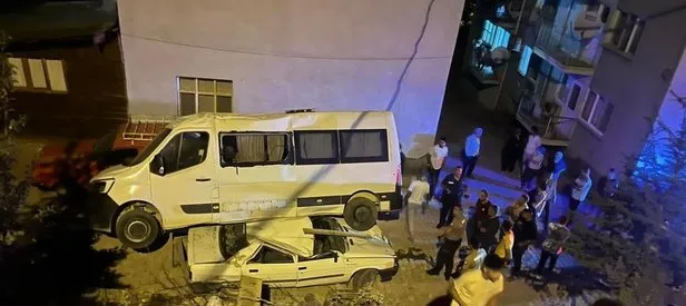 Freni boşalan minibüs otomobilin üzerine düştü