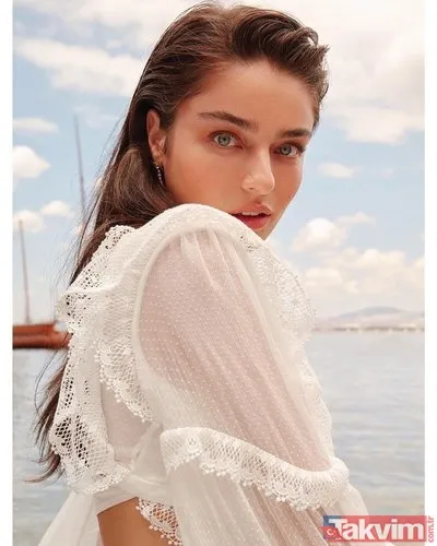 Birlikte Uzanarak Poz Veren Çiften Ayça Ayşin Turan En Cesur Haliyle Hayranlarını Büyüledi.