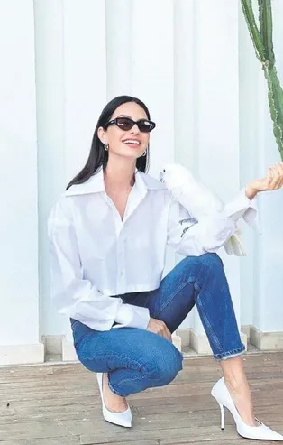 Yasemin Özilhan şıklığıyla dikkat çekti! Kıyafetlerinin fiyatı dudak uçuklattı