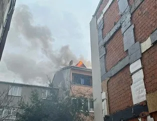 Korkutan yangın! 4 katlı binanın çatısı alev aldı