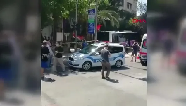 Son dakika: İstanbul Kadıköy'de freni patlayan otobüs iş yerine girdi! Yaralılar var