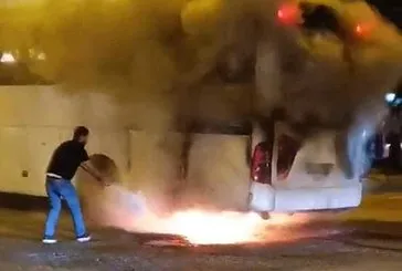 Seyir halindeki otobüs alev aldı