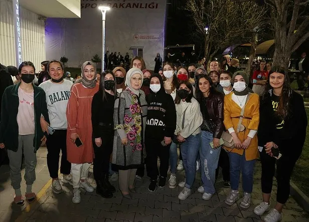 emine-erdogan-kyk-yurdunda-kiz-ogrencilerle-iftar-yapti-1649275772602.jpeg Emine Erdoğan, KYK yurdunda kız öğrencilerle iftar yaptı-1